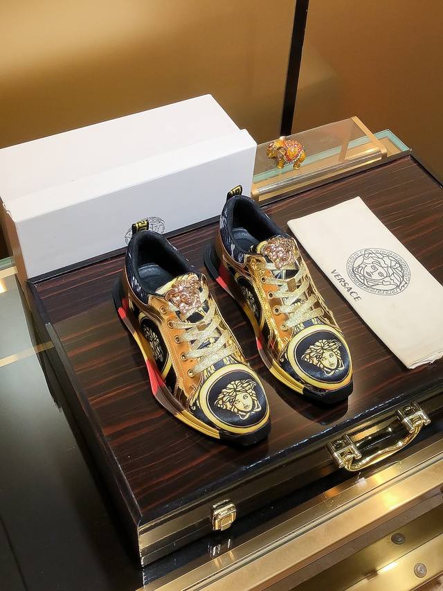 商品名称：Versace 范思哲 正规码数: 38-44 休闲鞋 商品材料：精选 牛皮鞋面，柔软羊皮内里；原厂大底。